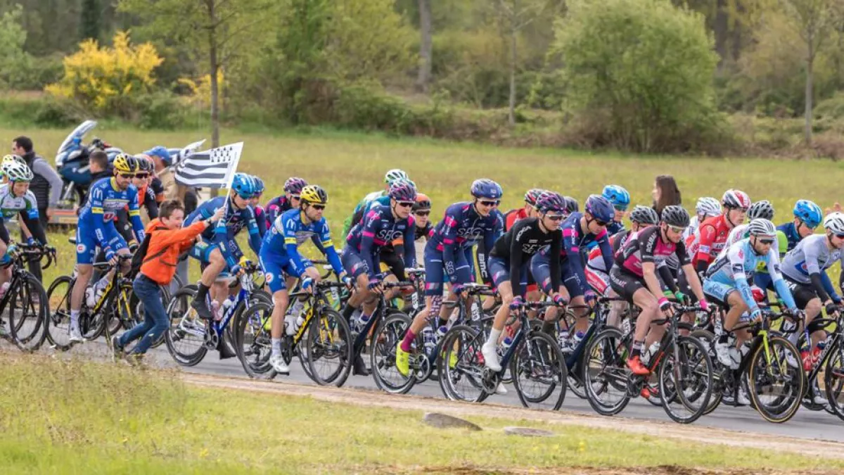 Tour de Bretagne cycliste 2017 _ photo S. Delaunay/TBC Tour de Bretagne cycliste : cyclistes sur une route de campagne