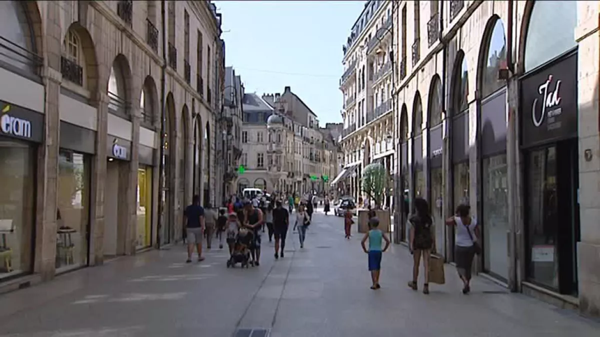 Secteur piétonnier, la rue de la Liberté à Dijon Secteur piétonnier, la rue de la Liberté à Dijon