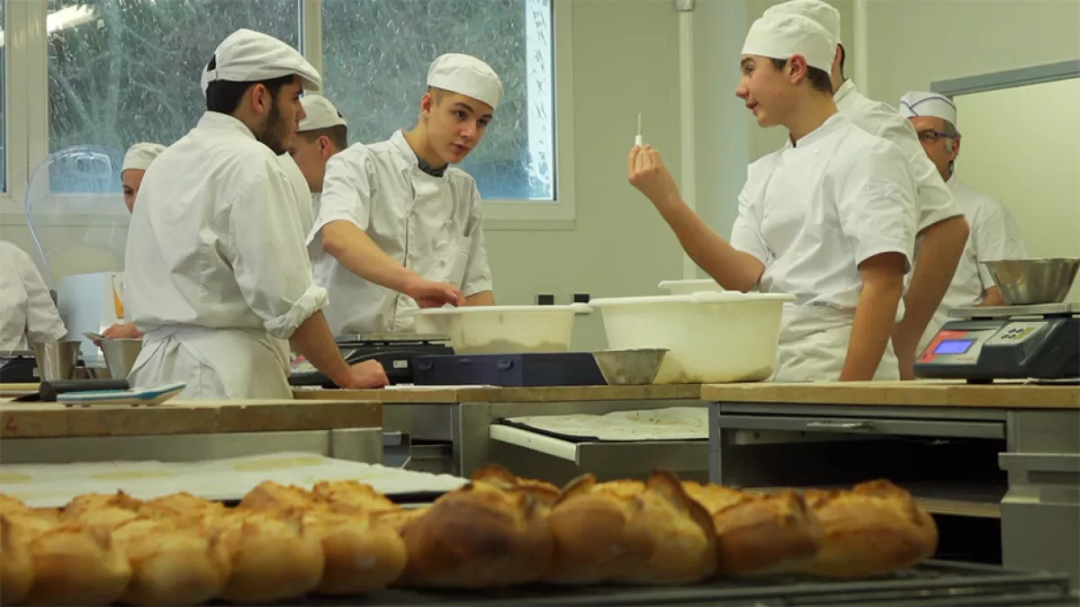 photo apprentis boulange au CFA d'Orléans/©France 3 Centre-Val de Loire Les mains à la pâte