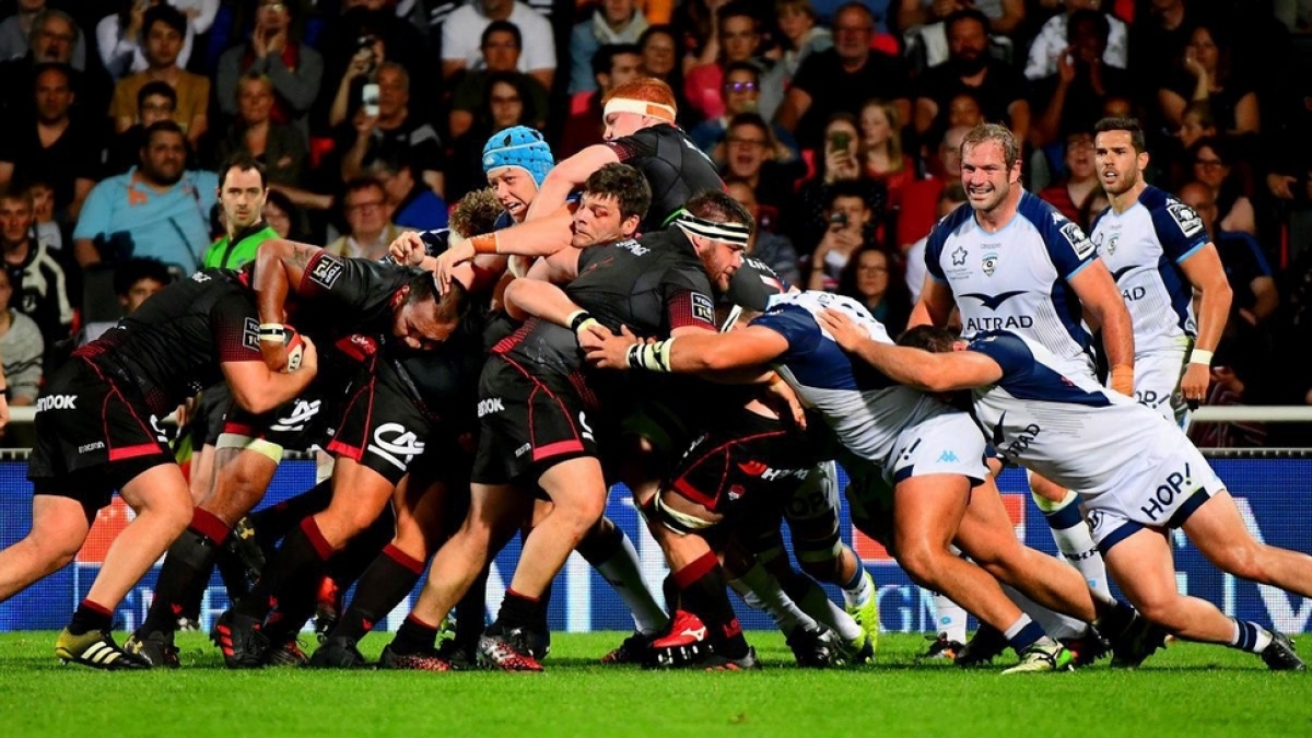 Joueurs Montpellier Lyon en action 