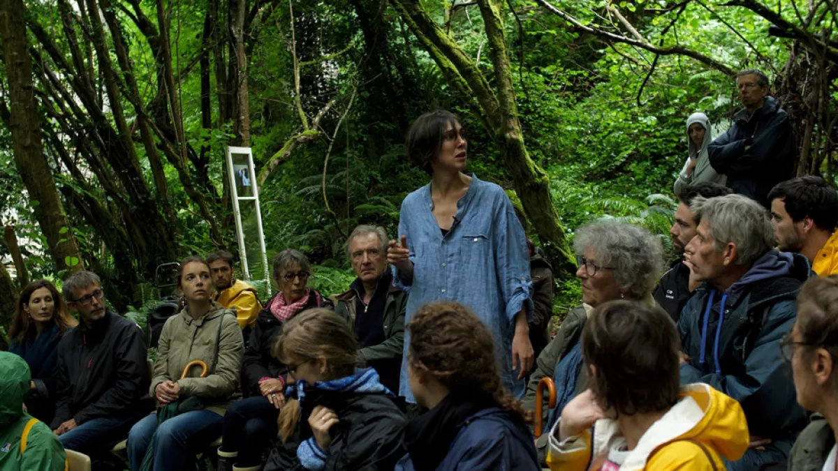 Lena Paugam joue son monologue en forêt, un travail avec dix amateurs intitulé "Les lucioles la nuit tombante"