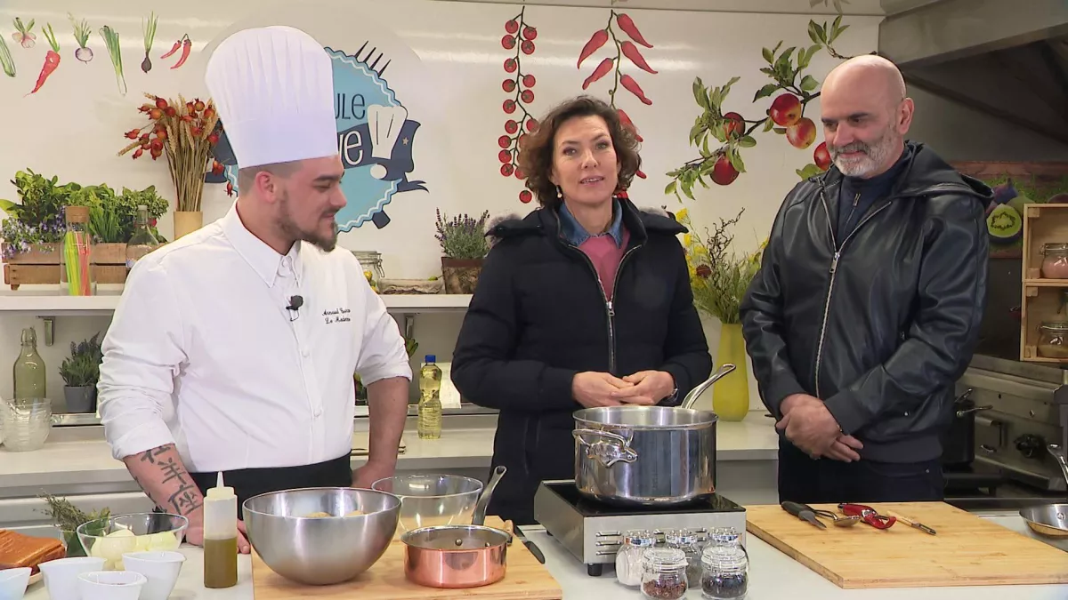 Ça roule en cuisine - Sophie Menut avec Ezio Bottoni et Arnaud Garro - crédit FTV Ça roule en cuisine - Sophie Menut avec Ezio Bottoni et Arnaud Garro - crédit FTV