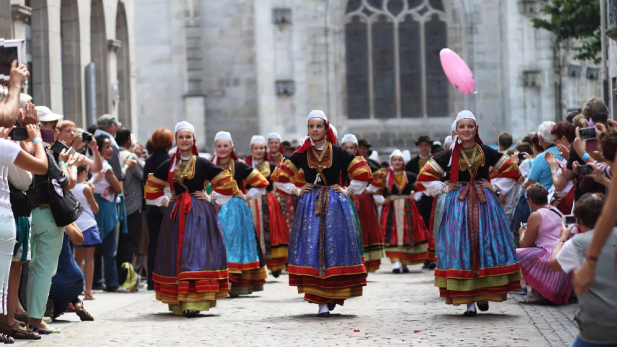 Défilé et danses dans Quimper Défilé et danses dans Quimper
