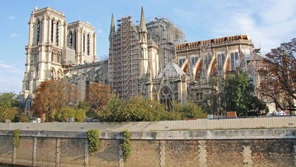 POUR QUE VIVE NOTRE-DAME ! POUR QUE VIVE NOTRE-DAME !