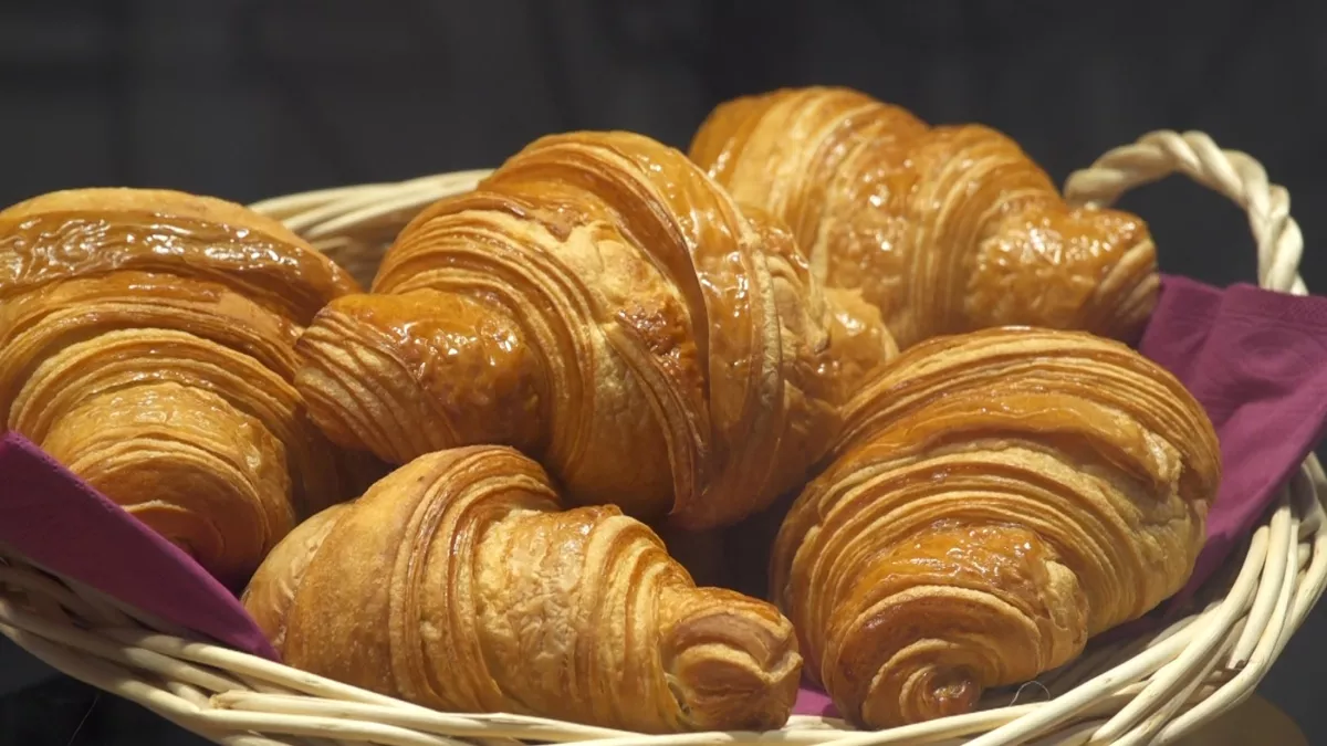 © STP PRODUCTIONS UN APPETIT...CROISSANT