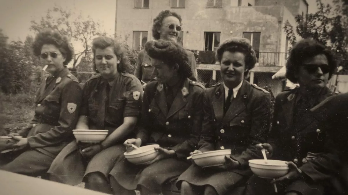 © Cinétévé- Archives Jacqueline Heiniger Ribeiro LES FILLES DE L'ESCADRON BLEU