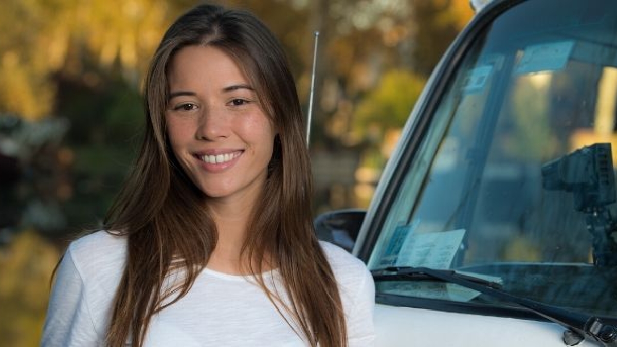 Emilie Broussouloux près du combi