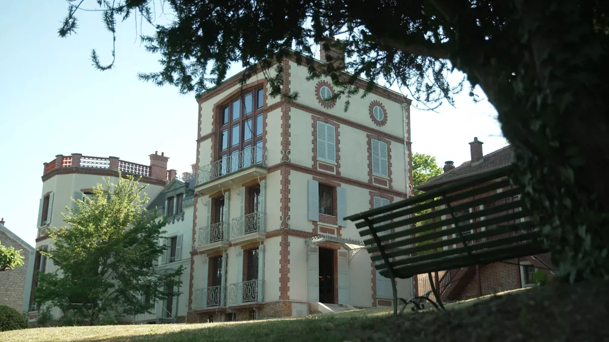 © A Prime Group UNE MAISON, UN ARTISTE