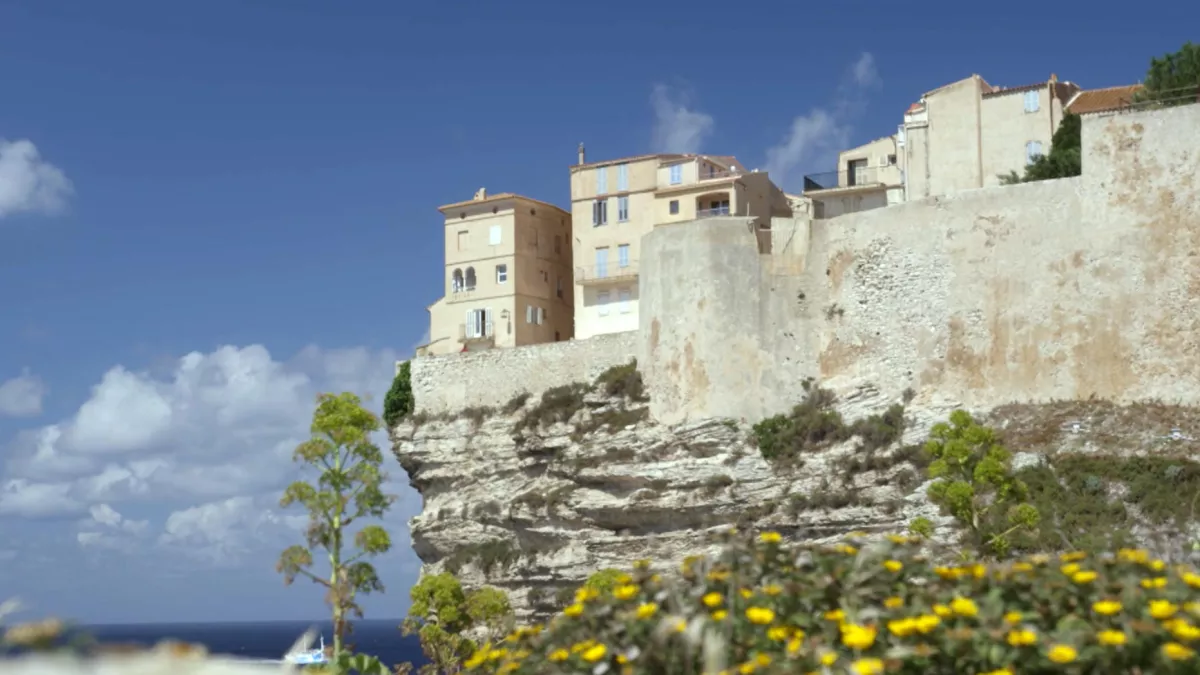 © A Prime Group UNE MAISON, UN ARTISTE