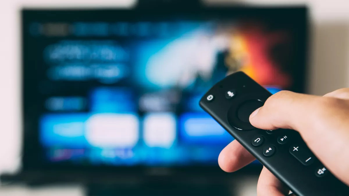 télécommande et téléviseur