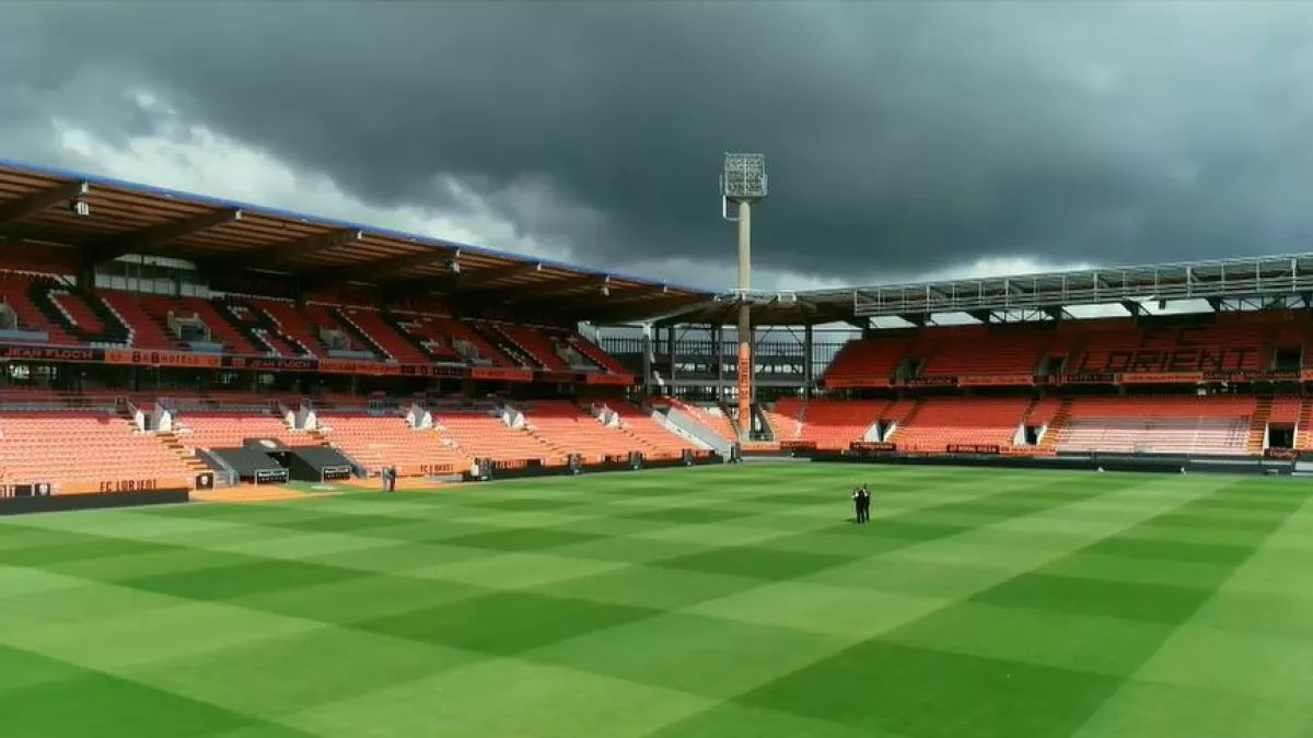 Deux joueurs de cornemuses jouent sur la pelouse du stade du Roudourou à Lorient Deux joueurs de cornemuses jouent sur la pelouse du stade du Roudourou à Lorient