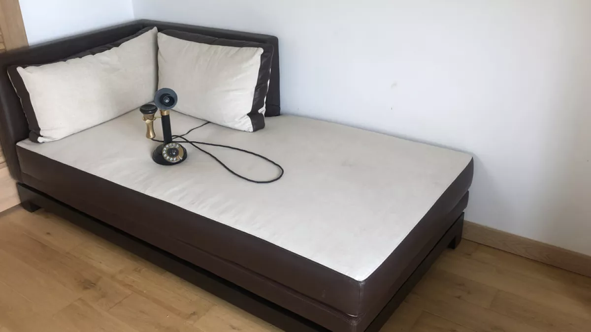 Un divan sur le fil - série Assignés à résidence Un divan sur le fil - série Assignés à résidence