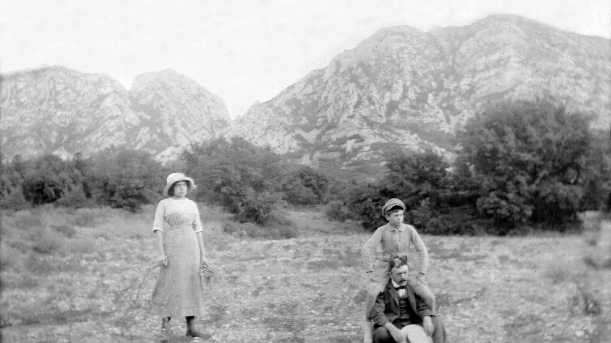 Jean Moulin sur les épaules de son père en 1912 dans les Alpilles © Droits réservés Famille Jean Moulin