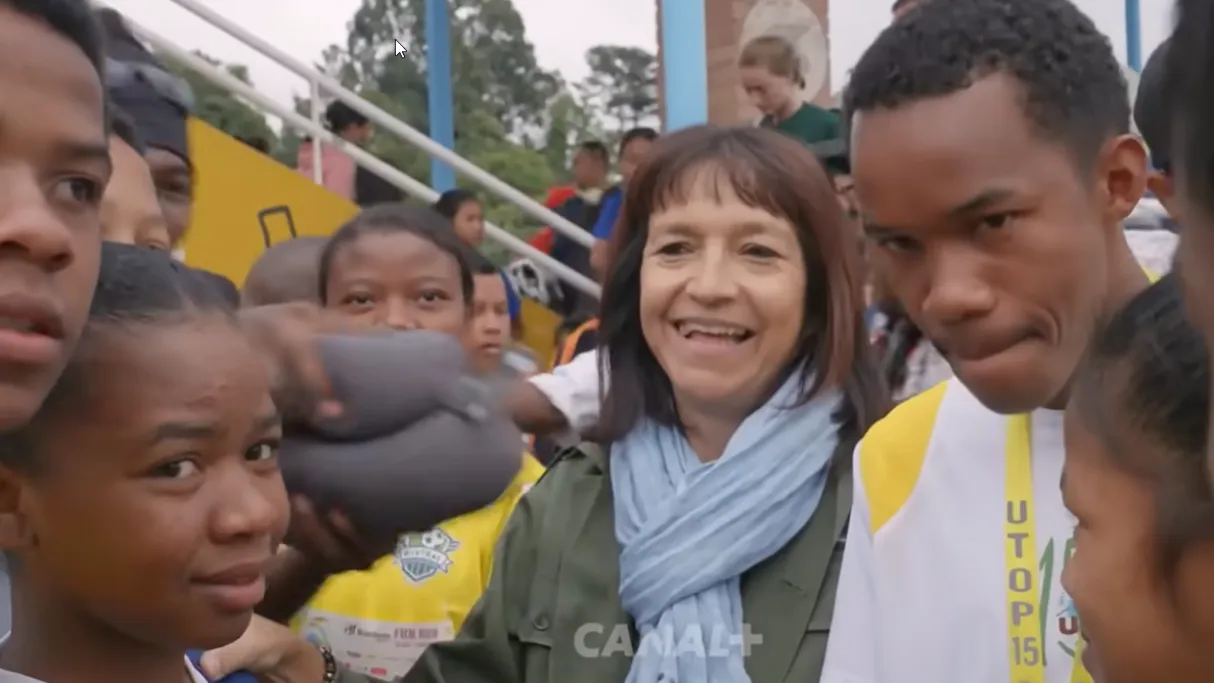 Le mercredi 3 juin en prime time, la case documentaire Archipels sur Réunion la 1ère vous propose une immersion poignante de 52 minutes au cœur de l'engagement humanitaire. Réalisé par Estelle Jomaron-Galabert (Bis répétita), « Madame Nataly » dresse le portrait sensible, inspirant et sans fard d’une femme qui a choisi de faire de la résilience son combat quotidien entre La Réunion et Madagascar