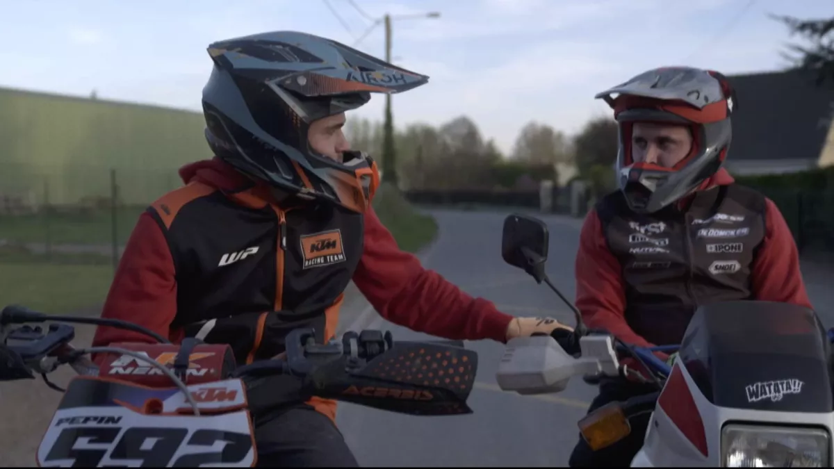 DEUX ROUES, TROIS HUIT
