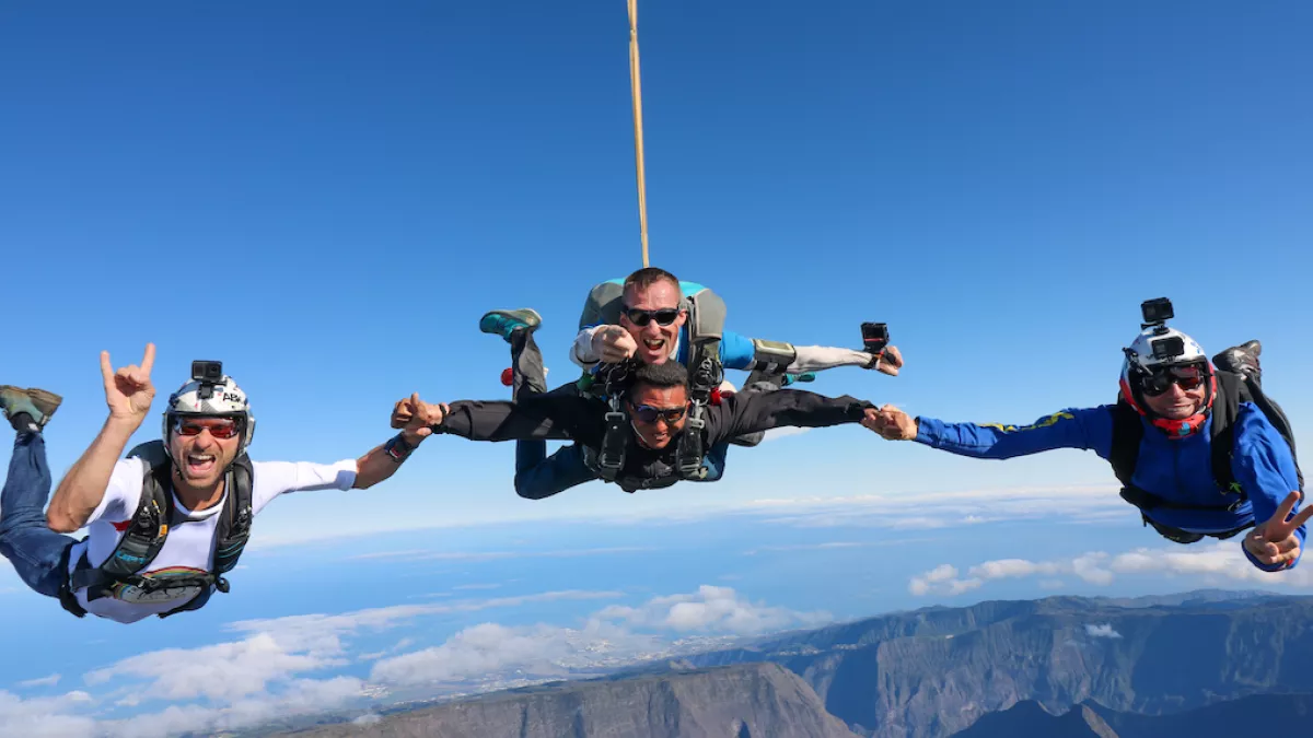 Les Parachutistes de l'île intense Les Parachutistes de l'île intense