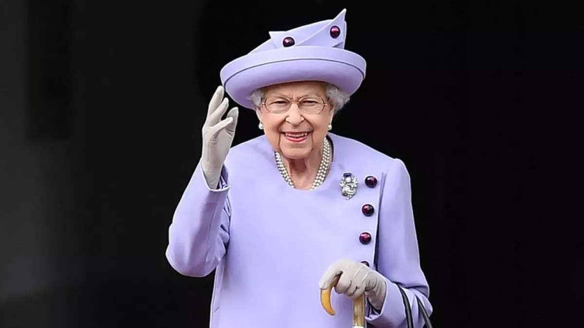 Programmation spéciale en hommage à la reine Elizabeth II sur Réunion la 1ère En hommage à la reine Elizabeth II, Réunion la 1ère vous propose deux rendez-vous : • Un jour une histoire « The Queen », samedi 10 septembre à 21.30 et • Elisabeth II histoire d’un couronnement, dimanche 11 septembre à 13.10