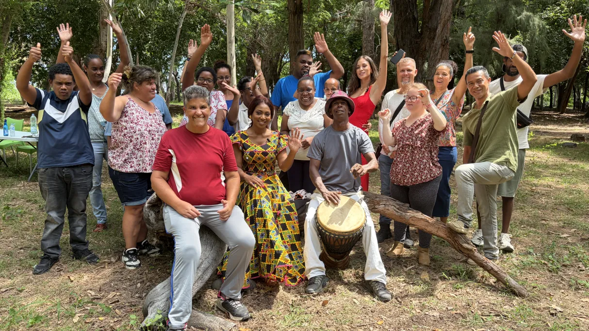 Pendant deux mois, l’émission Allon Kozé a pris vie comme une parenthèse hors du temps, une aventure humaine intense portée par l’énergie lumineuse de Léa Euphrosine. À ses côtés, une trentaine de personnes vivant avec un handicap et accompagnées au quotidien par l’ALEFPA, ont relevé un défi aussi audacieux qu’émouvant : réaliser douze interviews, douze rencontres, douze instants de vérité.