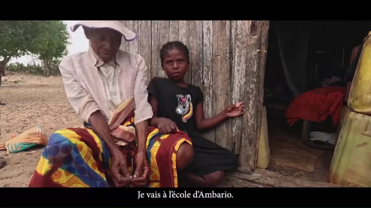 ARCHIPELS : LES CITERNES DE L'ANDROY : Au cœur de la région aride de l’Androy, à Madagascar, l’eau est un trésor qui se fait rare. La terre brûle, et les enfants ont faim. Grâce aux citernes construites par l’association Kéré, soutenue par les donateurs réunionnais, la communauté s’organise pour préserver sa survie.
