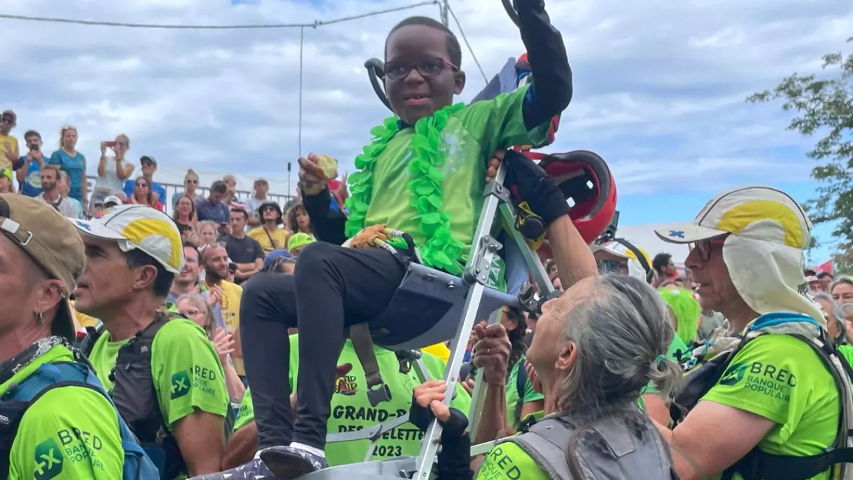 Lors du Grand Raid, c’est sans doute la course qui suscite le plus d’émotion. Chaque année, des porteurs de handicap participent à l’aventure grâce aux joëlettes, ces fauteuils roulants tout-terrain conçus pour la randonnée. 