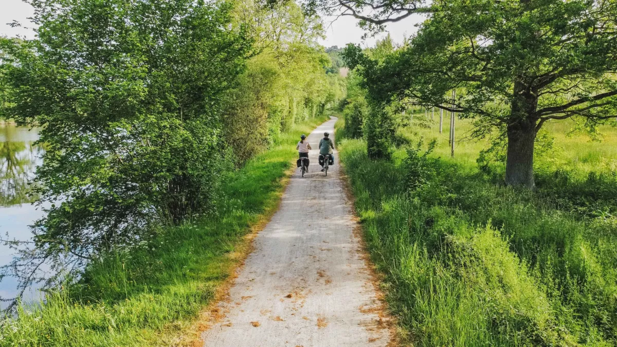 Balade_a_velo_sur_le_chemin_de_halage-CP-La_Bougeotte_Francaise_-_Mayenne_Tourisme-8799-1920px.JPG