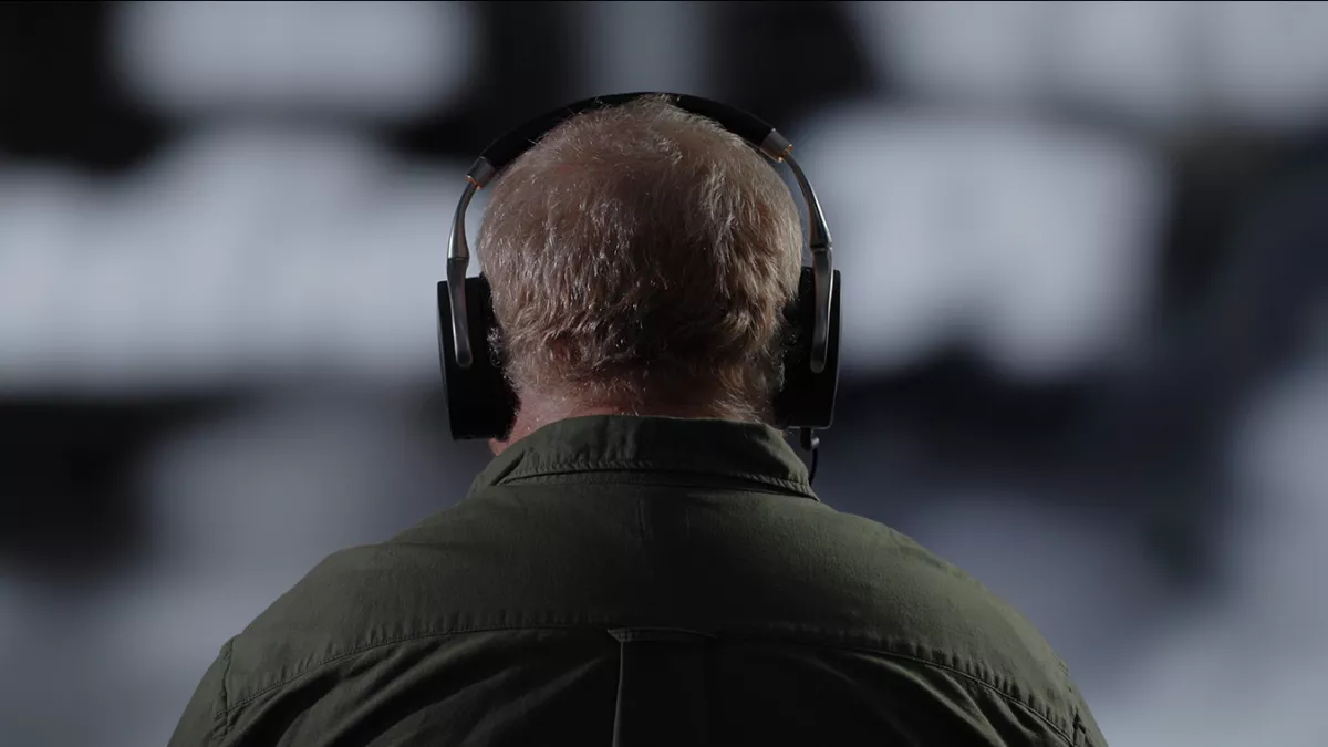 Le cinéma intérieur de Benjamin Kling - CREDIT Wendigo Films Benjamin Kling de dos avec écouteurs aux oreilles
