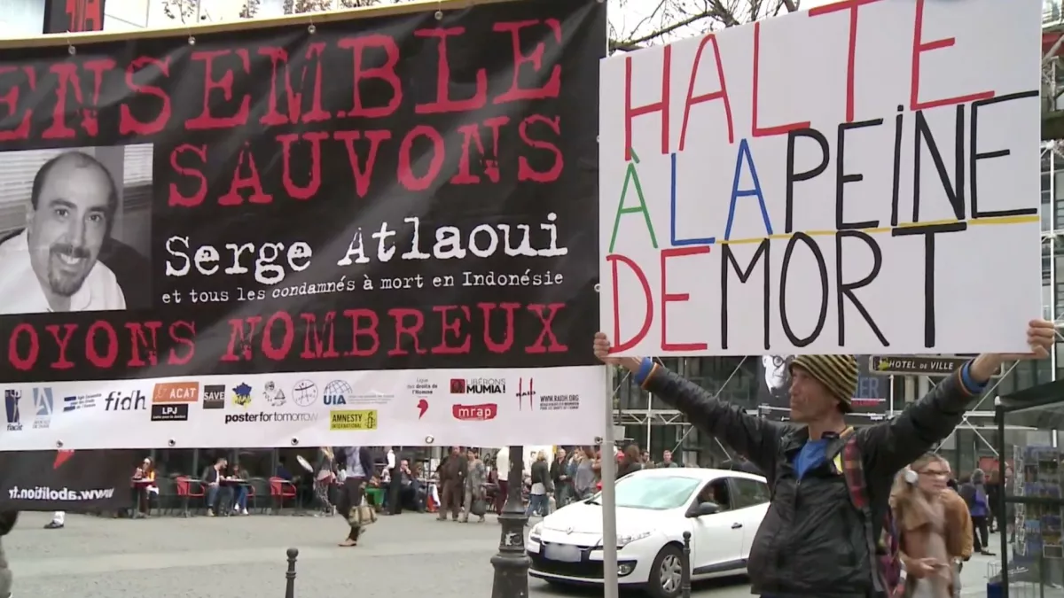 Affichage de lutte contre la condamnation de Serge Atlaoui