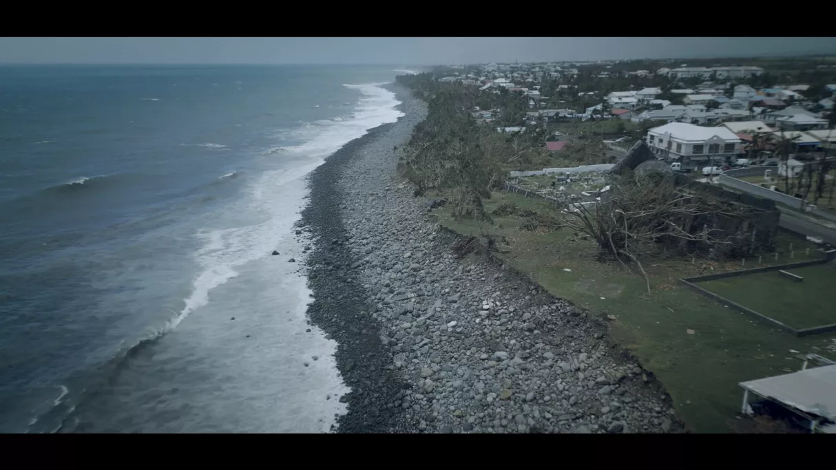 Les Monstres élémentaires nous plonge au cœur des grandes catastrophes naturelles qui ont marqué La Réunion : de l’éruption hors enclos du Piton de La Fournaise en 1970 au passage dévastateur du cyclone Hyacinthe en 1980, jusqu’aux traumatismes récents causés par Garance. 