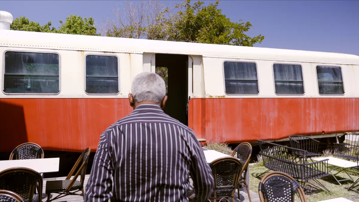 C'est l'Histoire d’un Ti-train. Un Ti-train fantôme qui tracte ses démons et ses joies bien malgré lui ; un fantôme qui a bel et bien existé et qui a sillonné La Réunion pendant presque 100 ans.