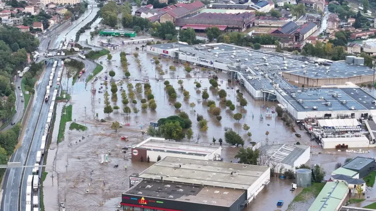 Centre commerciale de Givors inondé