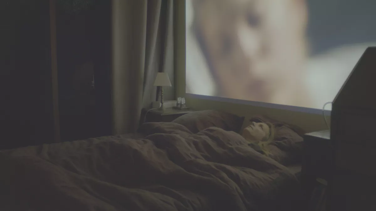une femme dans son lit