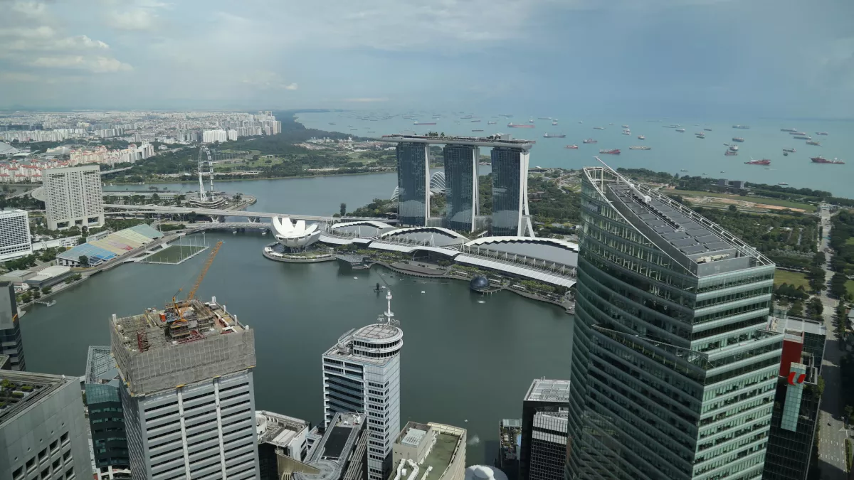 ECHAPPEES BELLES : SURPRENANTE SINGAPOUR Tel un laboratoire à ciel ouvert, Singapour semble façonner le monde de demain à coups d'audaces et d'ingénierie. Ce temple de la finance et de la tech n'a pas pour autant vendu son âme au verre et au béton. Cette ville-jardin cosmopolite oeuvre depuis son indépendance, en 1965, à reverdir ses paysages avec 330 parcs, des forêts immenses, des îles conservées dans leur état sauvage et de nouvelles réserves naturelles sur une surface pourtant limitée.