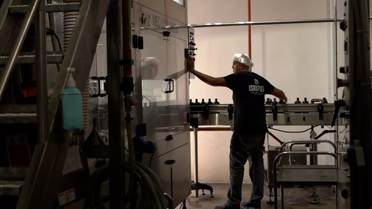 LES NOUVEAUS DEFIS SAISON 4 ENTREPRISE : Le groupe Isautier fête cette année ses 185 ans. Zoom sur l’un des fleurons de l’industrie réunionnaise à travers la saga familiale et la diversification des branches d’activités. ENJEU : Comment le partenariat entre la caheb, coopérative agricole des huiles essentielles de bourbon, et le prestigieux parfumeur Louis Vuitton relance la filière des plantes aromatiques traditionnelles comme le vétiver. C’EST ADIR : Entretien avec le président de l’adir, Michel Dijoux éleveurs de gros gris A , su
