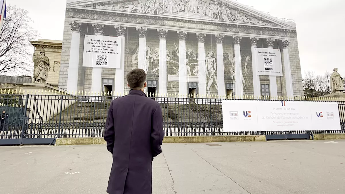 Jeune devant d'Assemblée Nationale