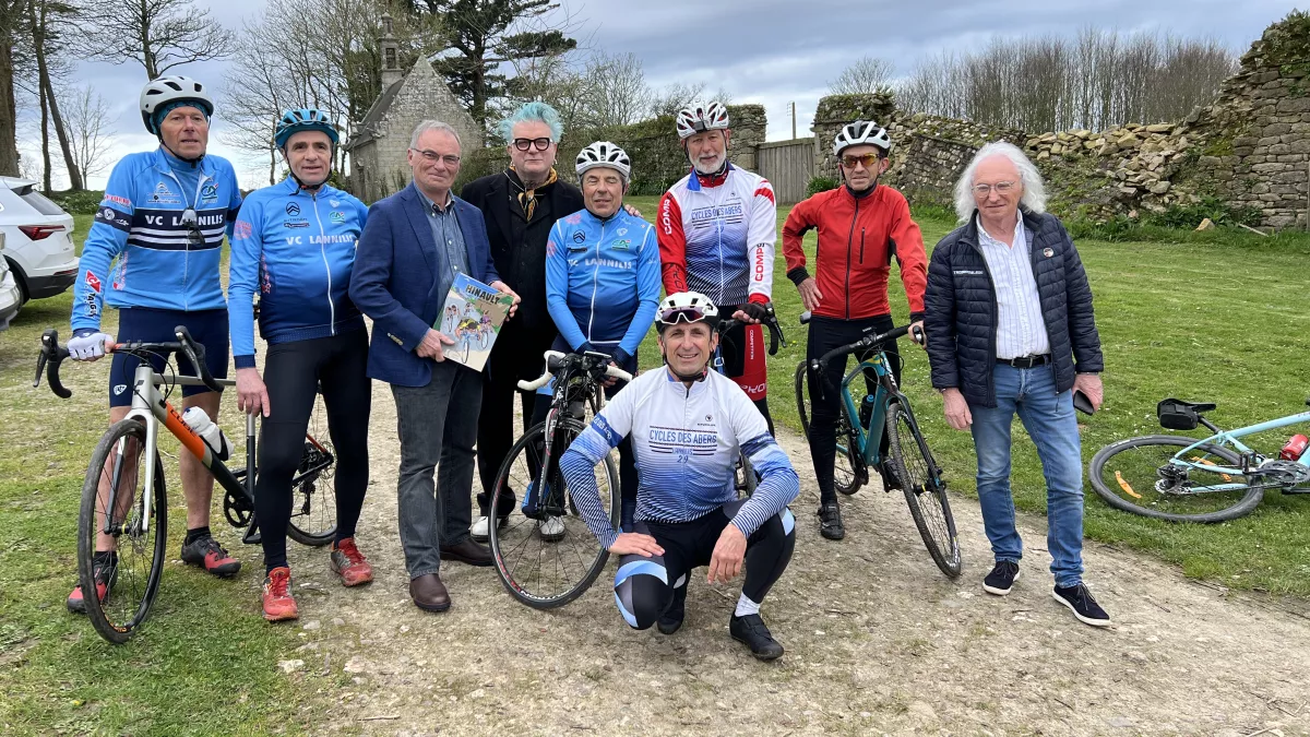 Jean-Paul Mellouet entouré de cyclistes du Tro Bro Leon