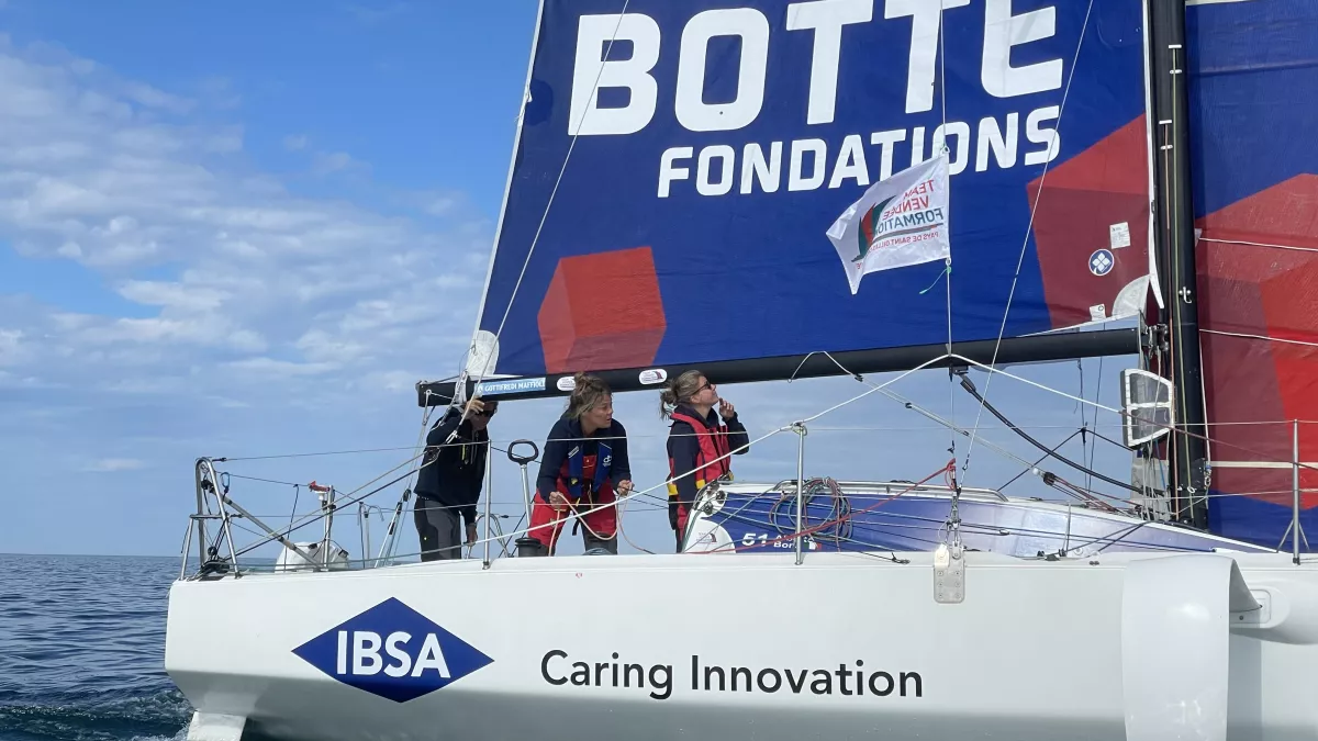 Embarquez avec la Sardinah Cup © Alexandra Lahuppe Julie à bord d'un bateau