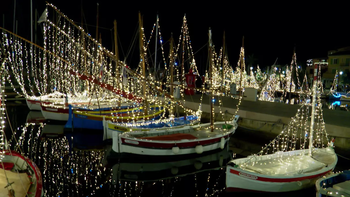 bateaux décorés de guirlandes lumineuses
