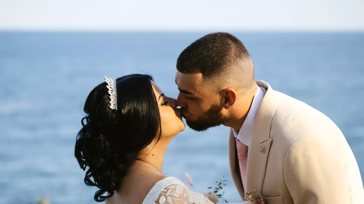 Jacky et Julien s’unissent du côté de Saint-Philippe dans la pure tradition créole. C’est entouré de leur famille qui a vu grandir leur amour et qui a œuvré pour qu’ils aient le mariage de leur rêve que nos tourtereaux se disent oui.