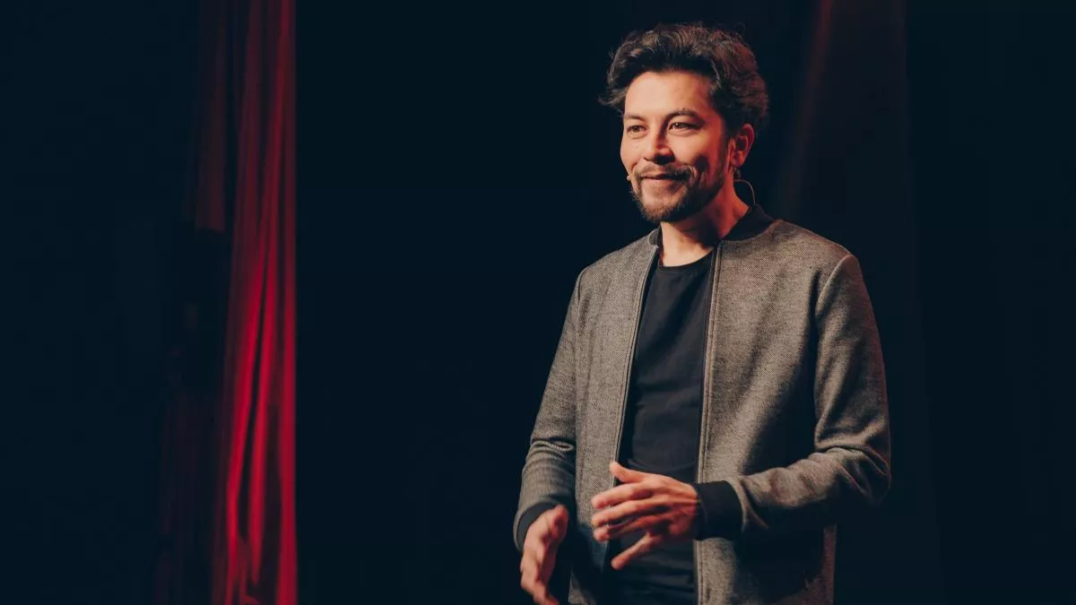 Le one-man-show de Karim Duval Reconnu pour l’importance qu’il accorde aux sujets de fond dans ses spectacles, et grâce à une analyse fine de notre société, Karim Duval est souvent sollicité pour intervenir lors de conférences sur ses thèmes de prédilection, avec l’humour pour arme de transmission massive.