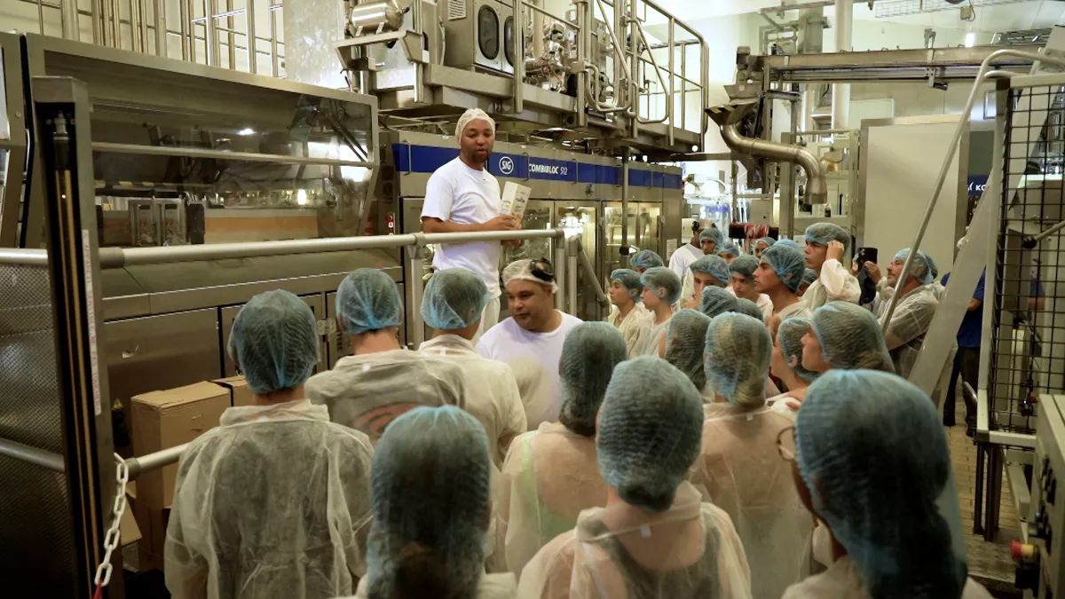 Les Nouveaux Défis Saison 3 Les Nouveaux Défis, votre rendez-vous avec l’économie de l'île sur Réunion la 1ère. Chaque mois, Stéphanie Joannès vous invite dans les coulisses des entreprises et des industries de notre île à la découverte des secrets de la production locale et à la rencontre des hommes et des femmes qui font vivre l’économie. Portraits, métiers, innovation, économie circulaire, environnement, vous le verrez, les défis à relever sont nombreux dans nos entreprises locales. Un magazine proposé par l’ADIR, avec le soutie