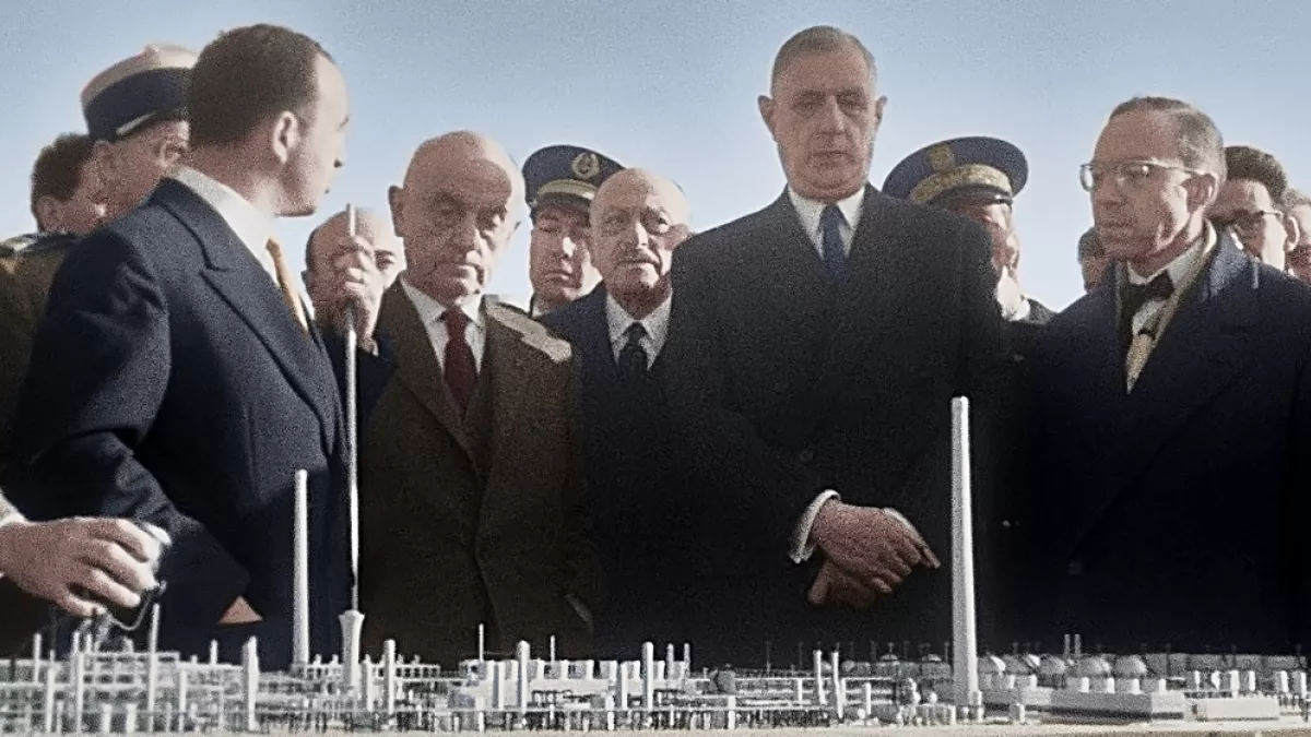 DE GAULLE BATISSEUR_De Gaulle à Lacq 1959 ©Gaumont Pathé Archives_colorisee.jpg