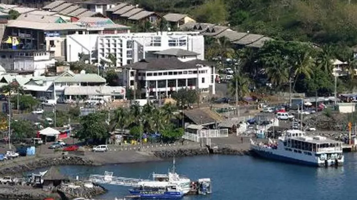 MAYOTTE, EN OFF <br> Ou l'histoire OFF du premier film de cinéma tourné à Mayotte Mayotte, en OFF c'est l'histoire d’un territoire qui n’existe pas dans le cinéma français, ni dans l'imaginaire du public...