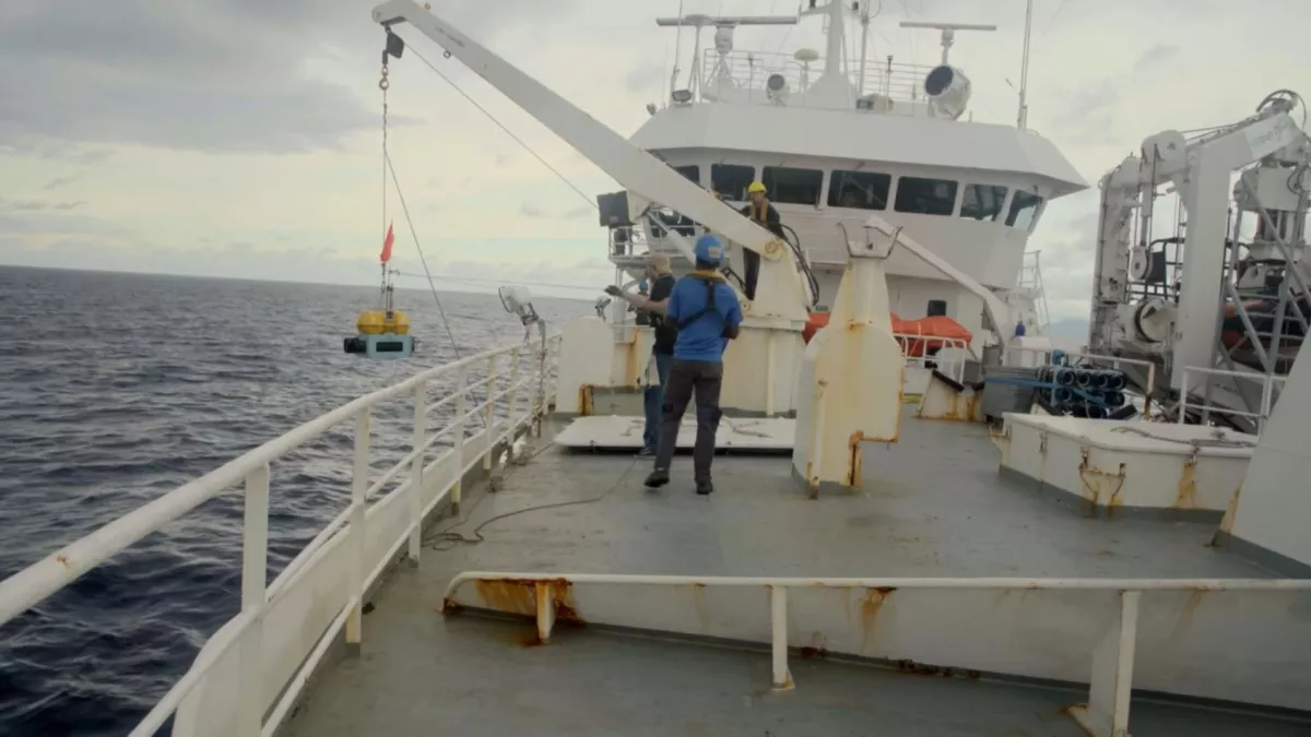 NOTRE MONDE Inédit - à bord du patrouilleur Osiris II, propriété des Affaires Maritimes, en mission dans les eaux de l'océan indien : surveillance des zones de pêche, appui aux équipes scientifiques, formation en immersion pour deux jeunes qui se destinent aux métiers de la mer. Un voyage au rythme d'une "marée" de 45 jours