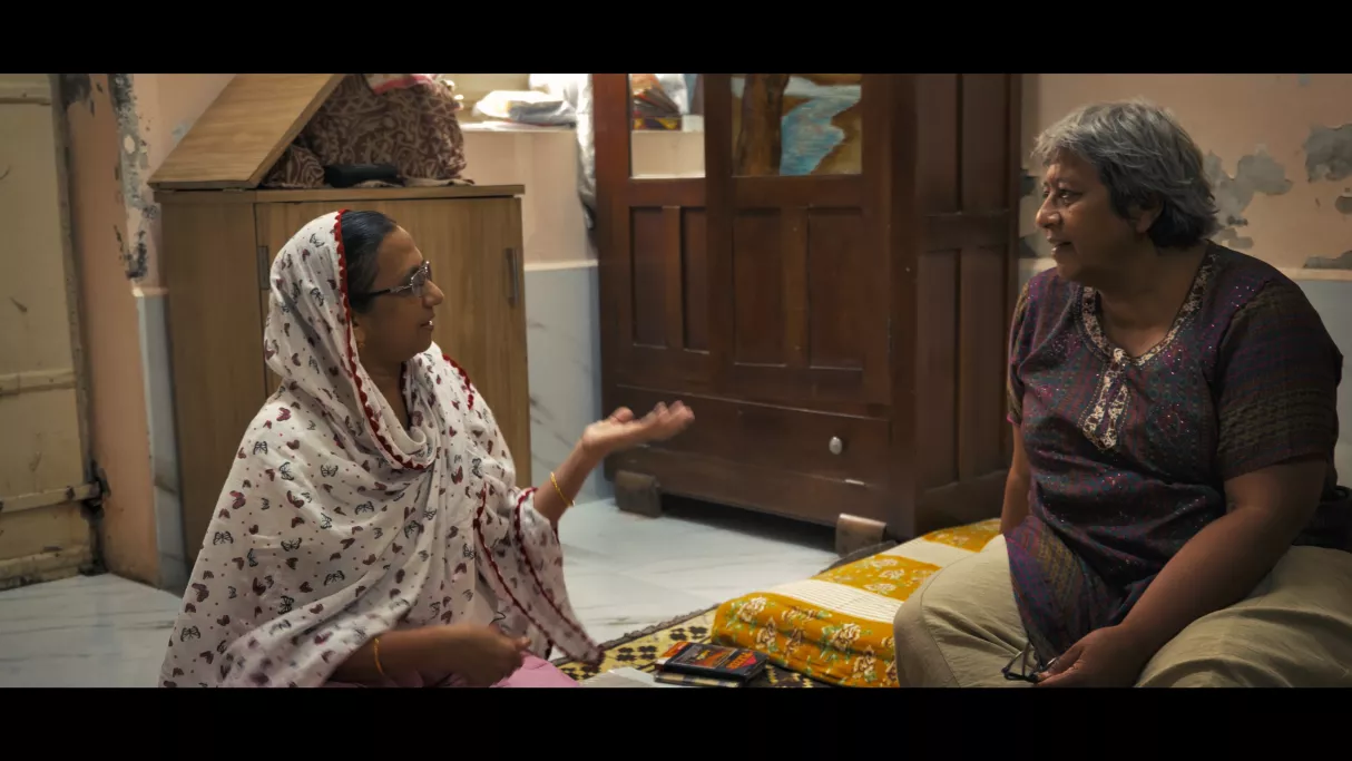 Ce film documentaire invite à partager ce voyage intérieur et géographique. Il propose de retracer l’odyssée des Indiens gujaratis, de l’Inde à Madagascar, jusqu’à La Réunion, en questionnant ce que signifie “être réunionnais” à travers cette histoire de migrations et de métissages.