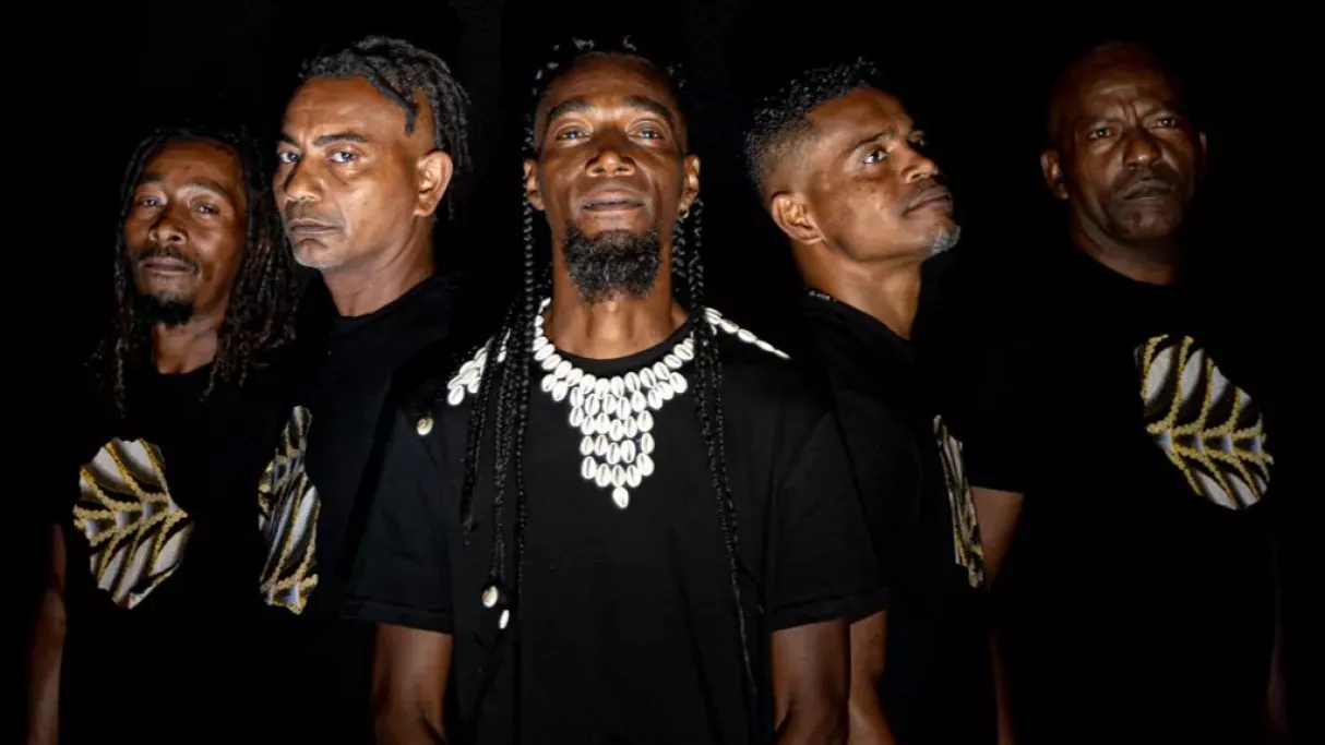 KILTIR | 🇷🇪 La Réunion • Maloya 👉 Scène FILAOS – 21h00 | CAPTATION DANS LES CONDITIONS DU DIRECT (Télé & Radio) Fondé en 1997 à Saint-André, Kiltir est un groupe de maloya profondément familial où frères et cousins partagent le goût du rythme depuis l'enfance. Initiés aux traditions par leur grand-mère lors des "services kabaré", les leaders Jeannick, Gino, Florent, Jean-Pierre et Julson ont fait de leur musique un outil de sauvegarde et de transmission patrimoniale. 