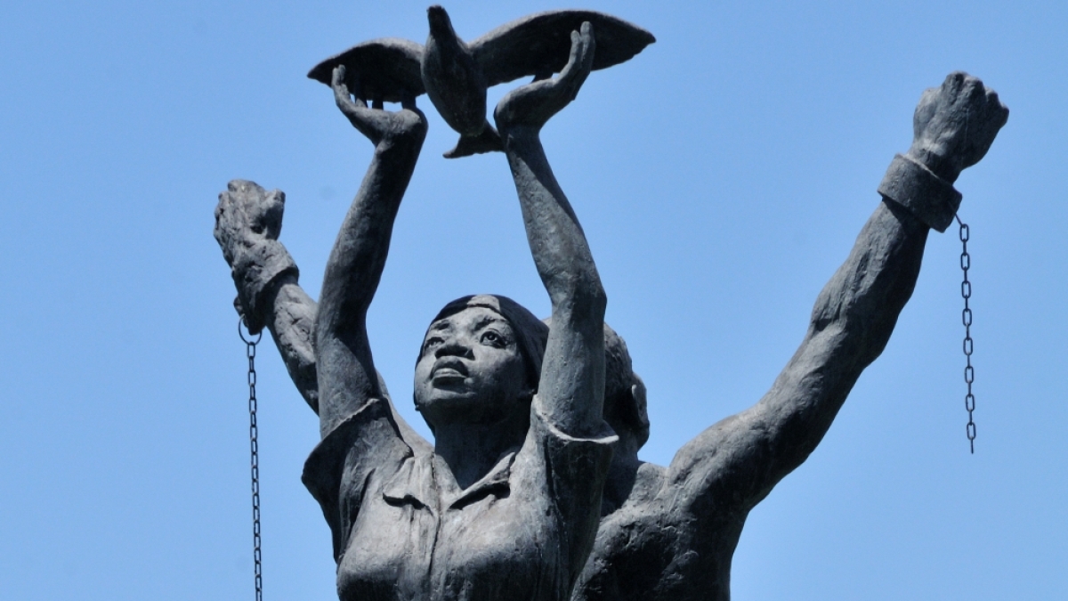 Statue "Les marrons de la liberté" du guyanais Lobie Cognac érigée au rond-point Adélaïde Tablon à Rémire-Montjoly (Guyane)