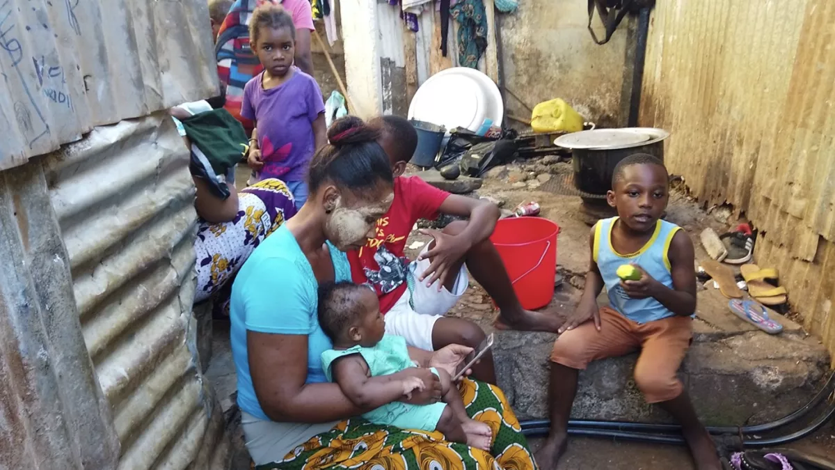 Archipels : Un mois et huit jours Un mois et huit jours, c’est le délai imparti aux familles, à compter de la publication de l’arrêté préfectoral, pour évacuer le bidonville dans lequel elles habitent avant sa destruction par les autorités.