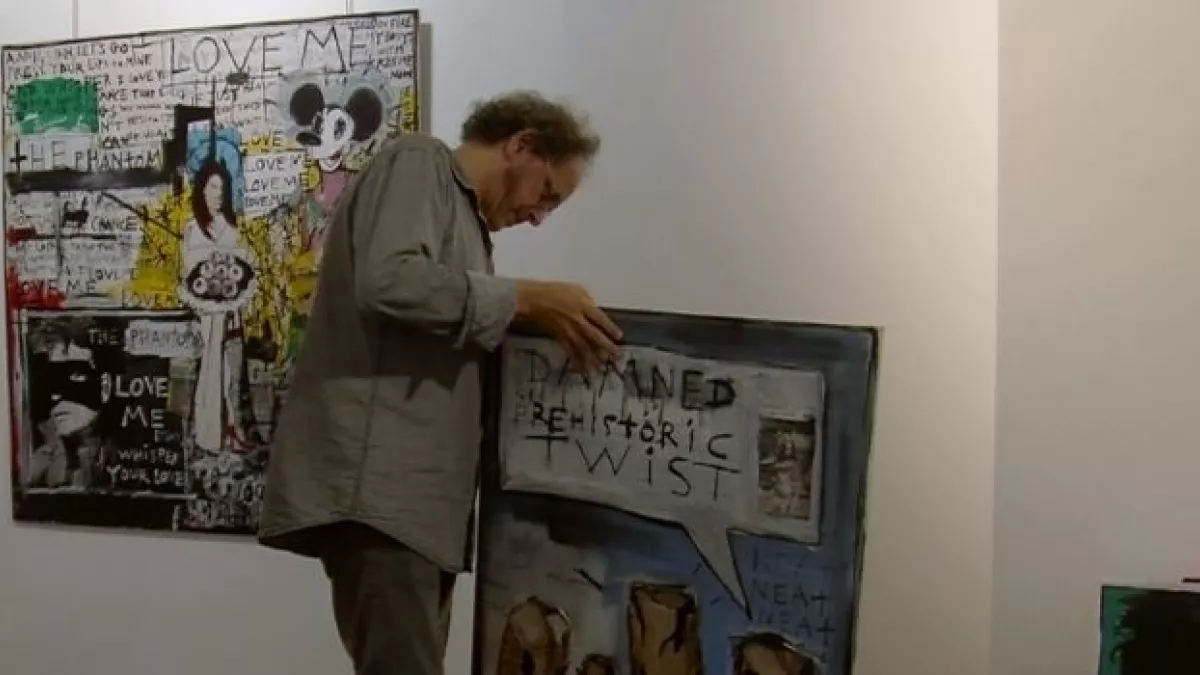 artiste peintre avec tableaux