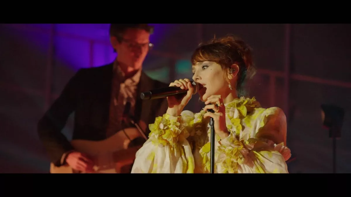 Zaz aux Carrières de Lumières Après plus de trois ans d’absence et des millions d’albums vendus dans le monde entier, la chanteuse française Zaz est de retour. Elle a donné un concert unique et inédit dans les Carrières de Lumières des Baux-de-Provence