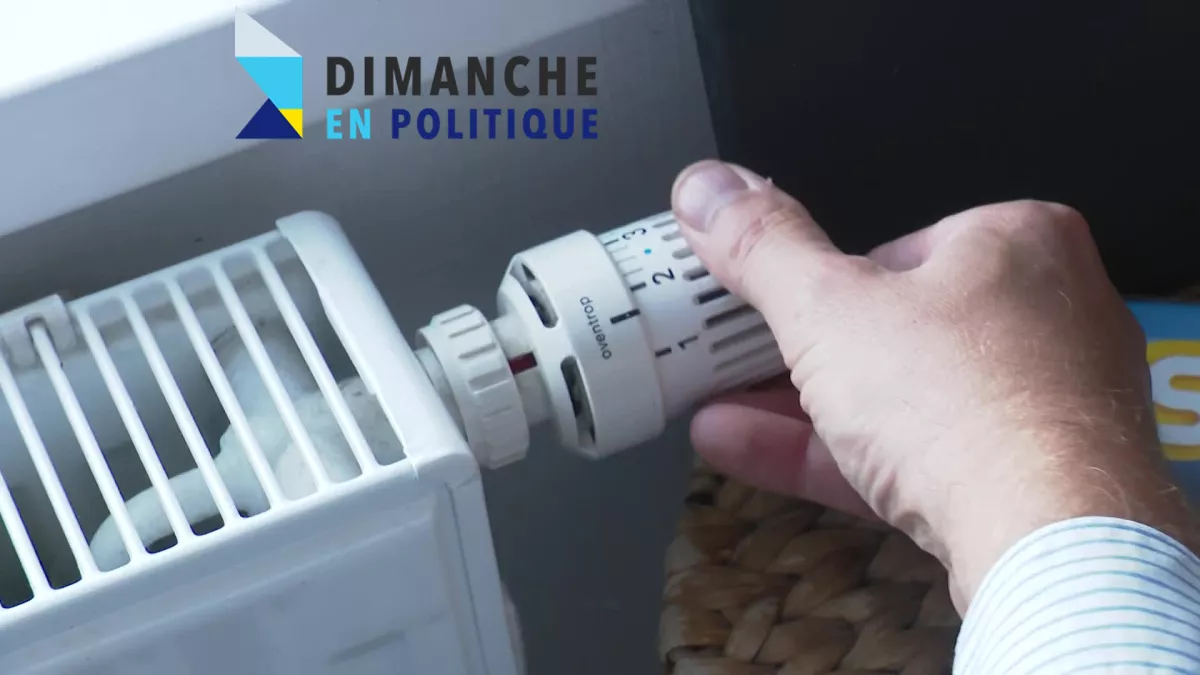Dimanche en politique - crise énergétique - CREDIT FTV Crise énergétique - une main réduit la température du chauffage électrique